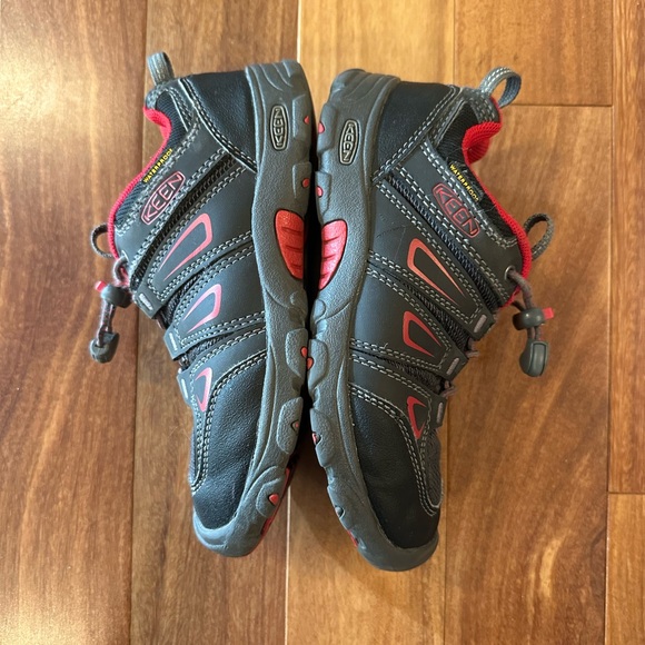 Keen Oakridge Boys Sz 1 Waterproof Hiking Shoes Black/Red - EUC - Picture 3 of 7